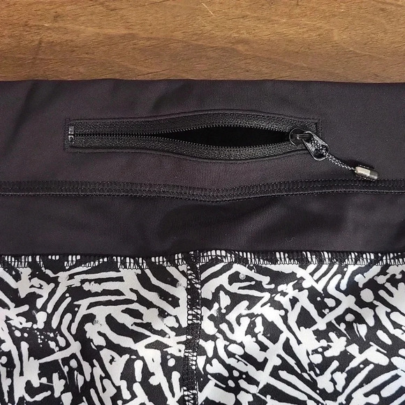 LULULEMON black & white capris workout leggings Size 10 - Picture 4 of 10